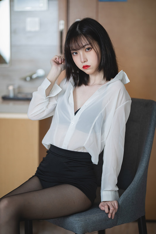 许岚 – OL制服 [41P-587MB]